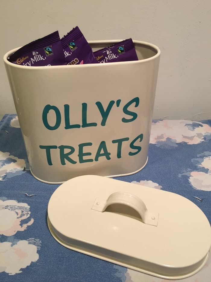 Treat tin
