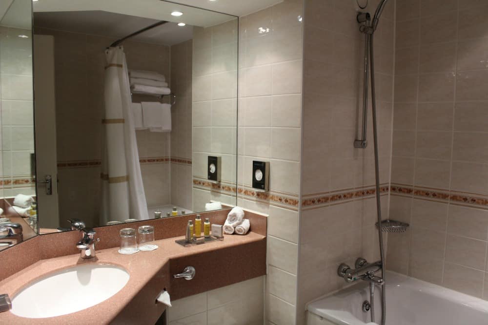 Worsley Park Marriott Hotel bathroom
