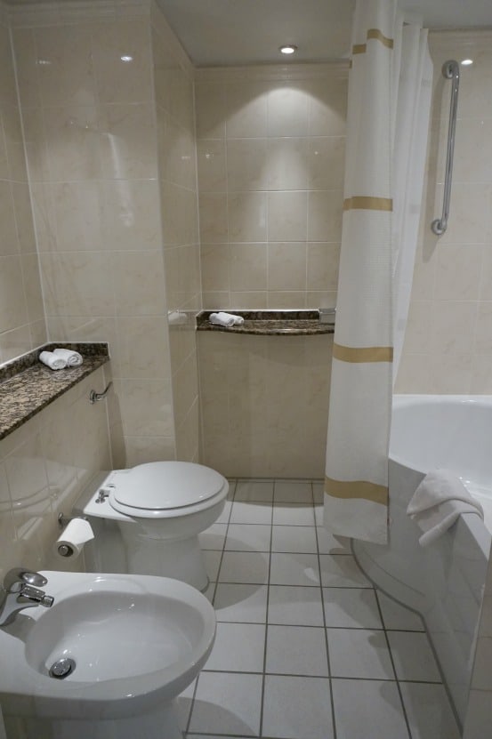 Heathrow Windsor Marriott Hotel bathroom