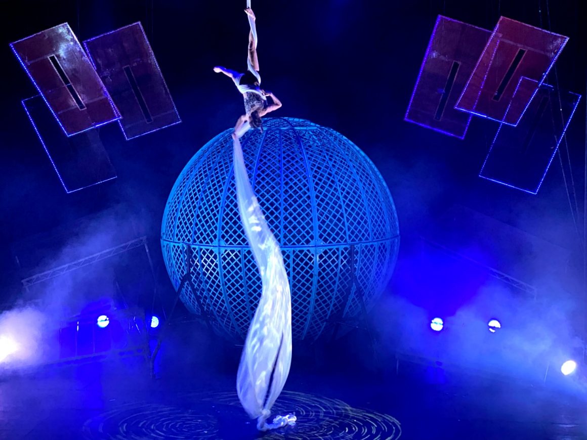 Aerial ribbon artist